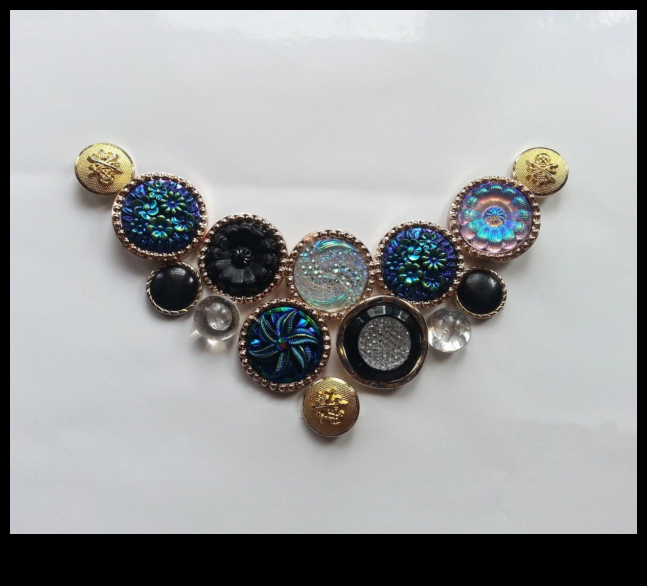 إكسسوارات يمكنك صنعها بنفسك بأزرار عتيقة: تحويل الحنين إلى أسلوب