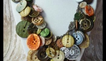 إكسسوارات يمكنك صنعها بنفسك بأزرار عتيقة: تحويل الحنين إلى أسلوب