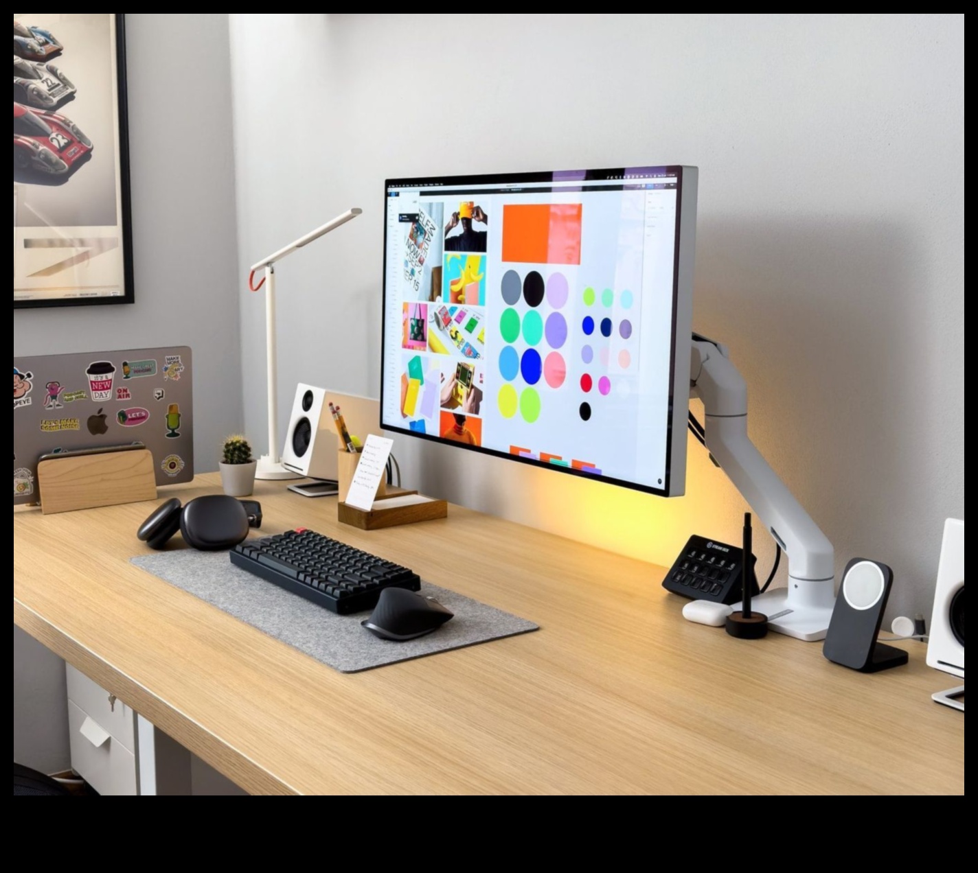 البساطة التقنية: شاشات أنيقة ذات تصميمات نظيفة للمساحات الحديثة